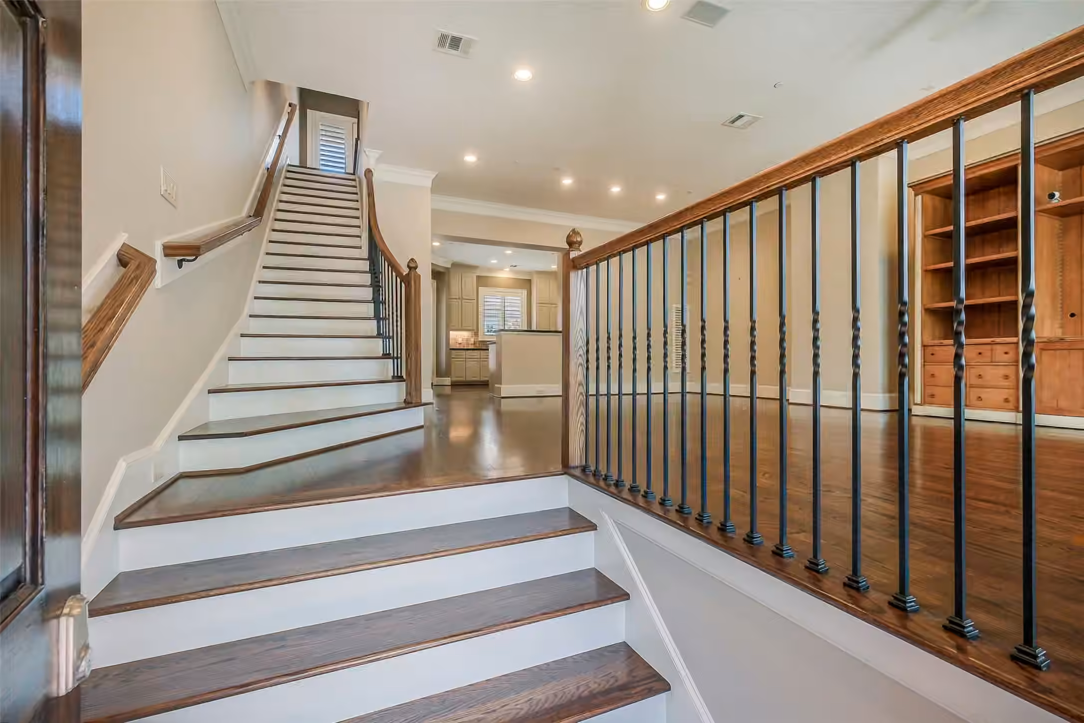 Photo 5 of 1374 Lake Pointe Parkway, Sugar Land, TX