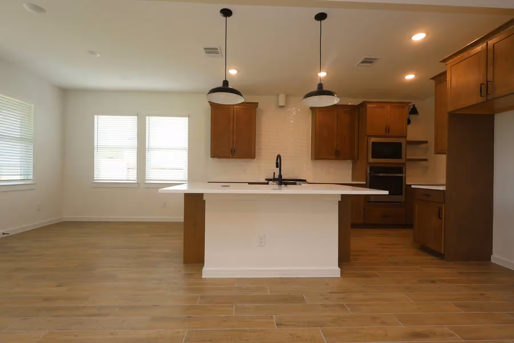 Photo 4 of 12111 Upper Meadows Avenue, Mont Belvieu, TX