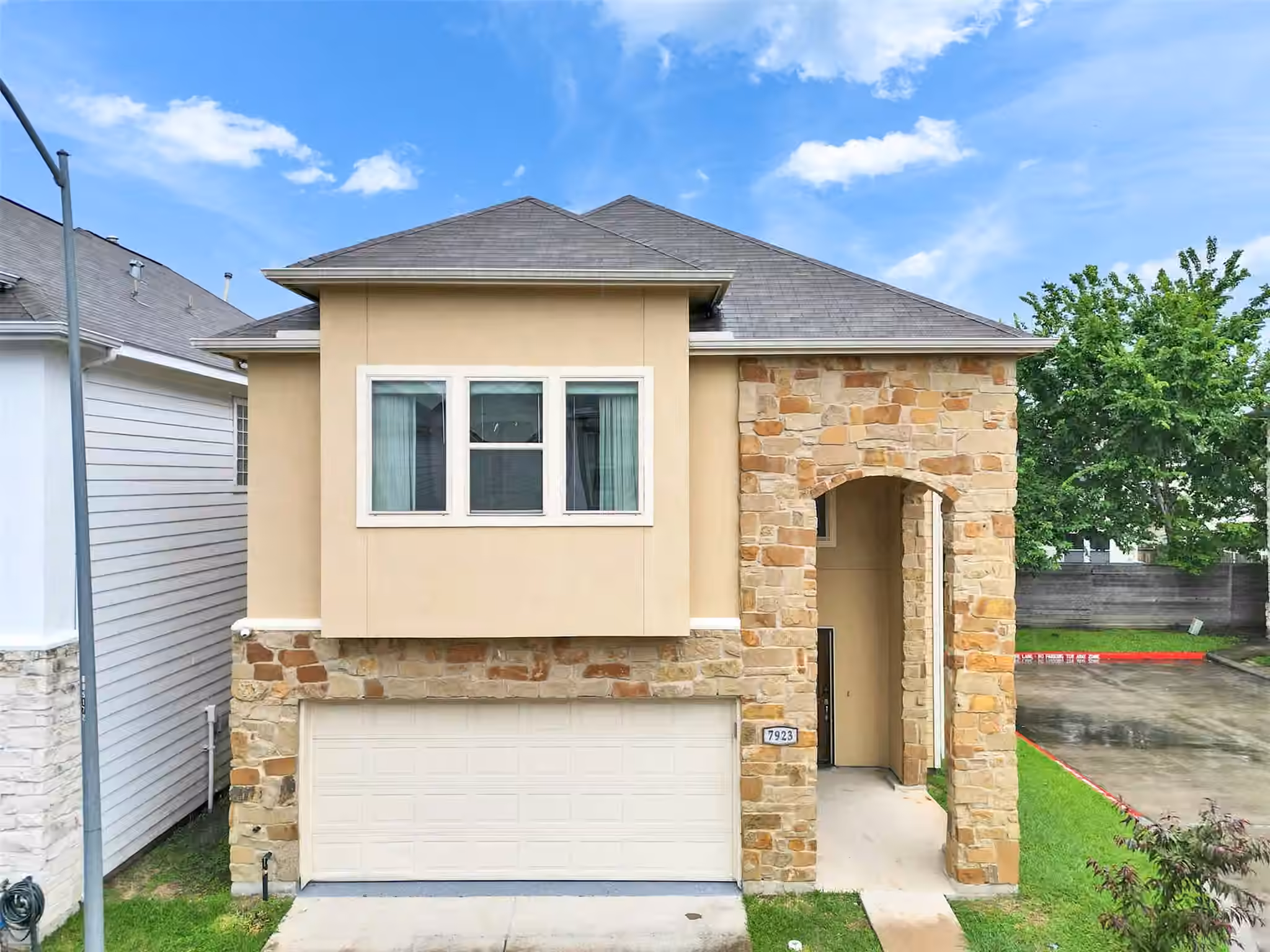 Photo 5 of 7923 Ashford Trace Drive, Houston, TX