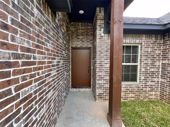 Photo 2 of 1003 S Anderson Street, Angleton, TX