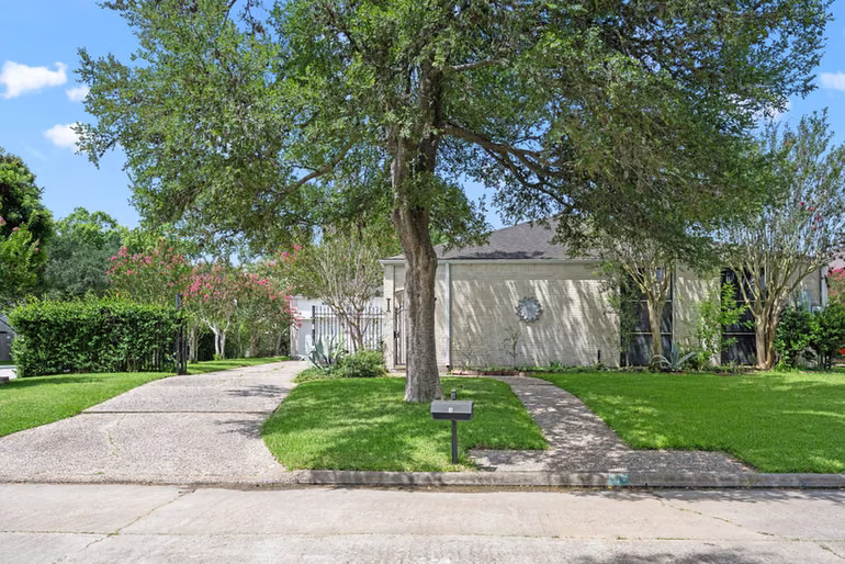 Photo of 1 Wellington Lane, Sugar Land, TX 77478