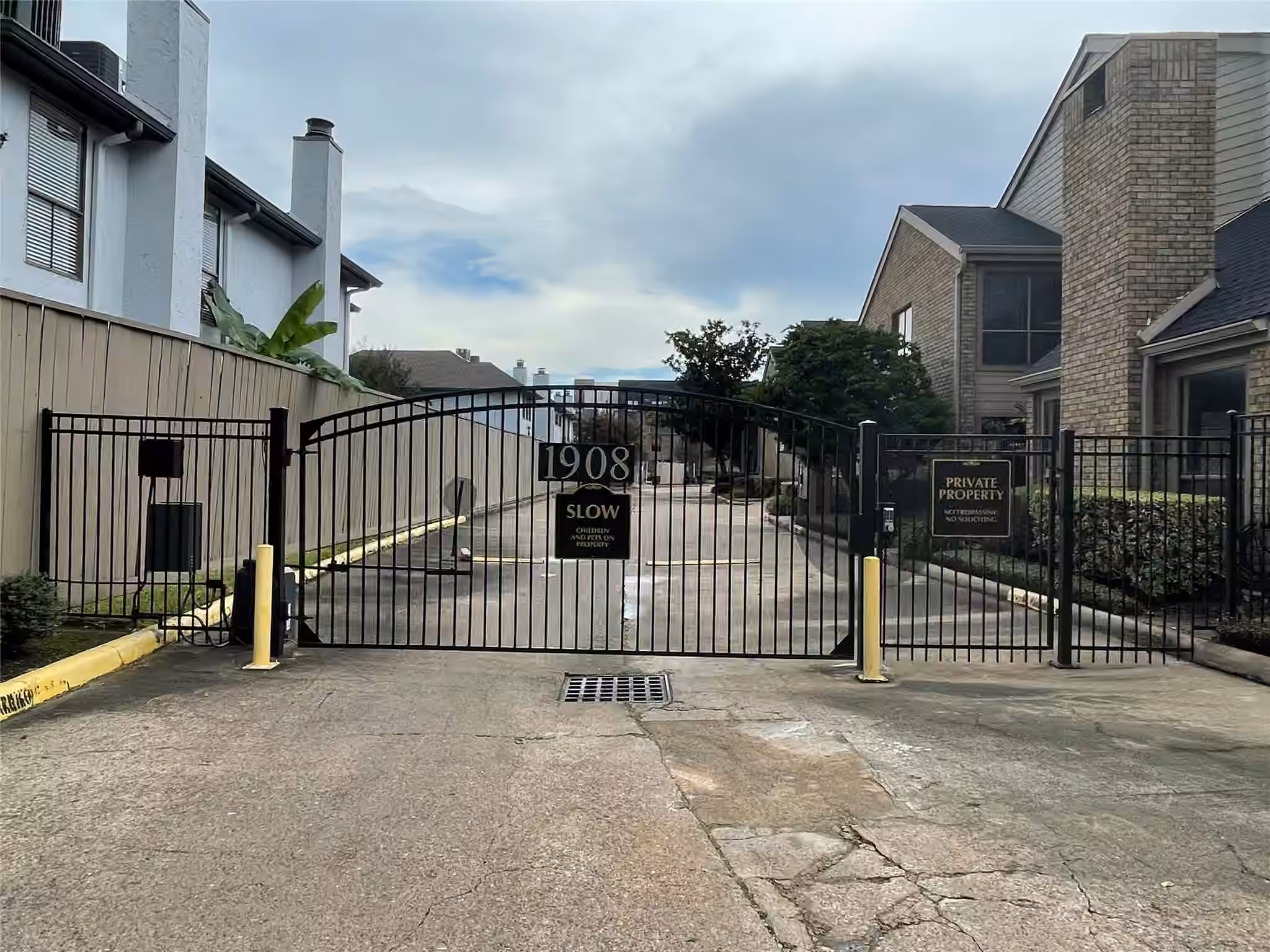 Photo 2 of 1908 Augusta Drive 4, Houston, TX