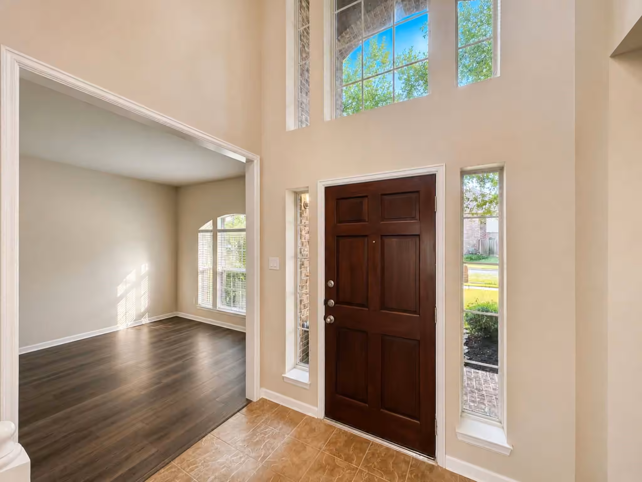 Photo 4 of 501 Falcon Lake Drive, Friendswood, TX