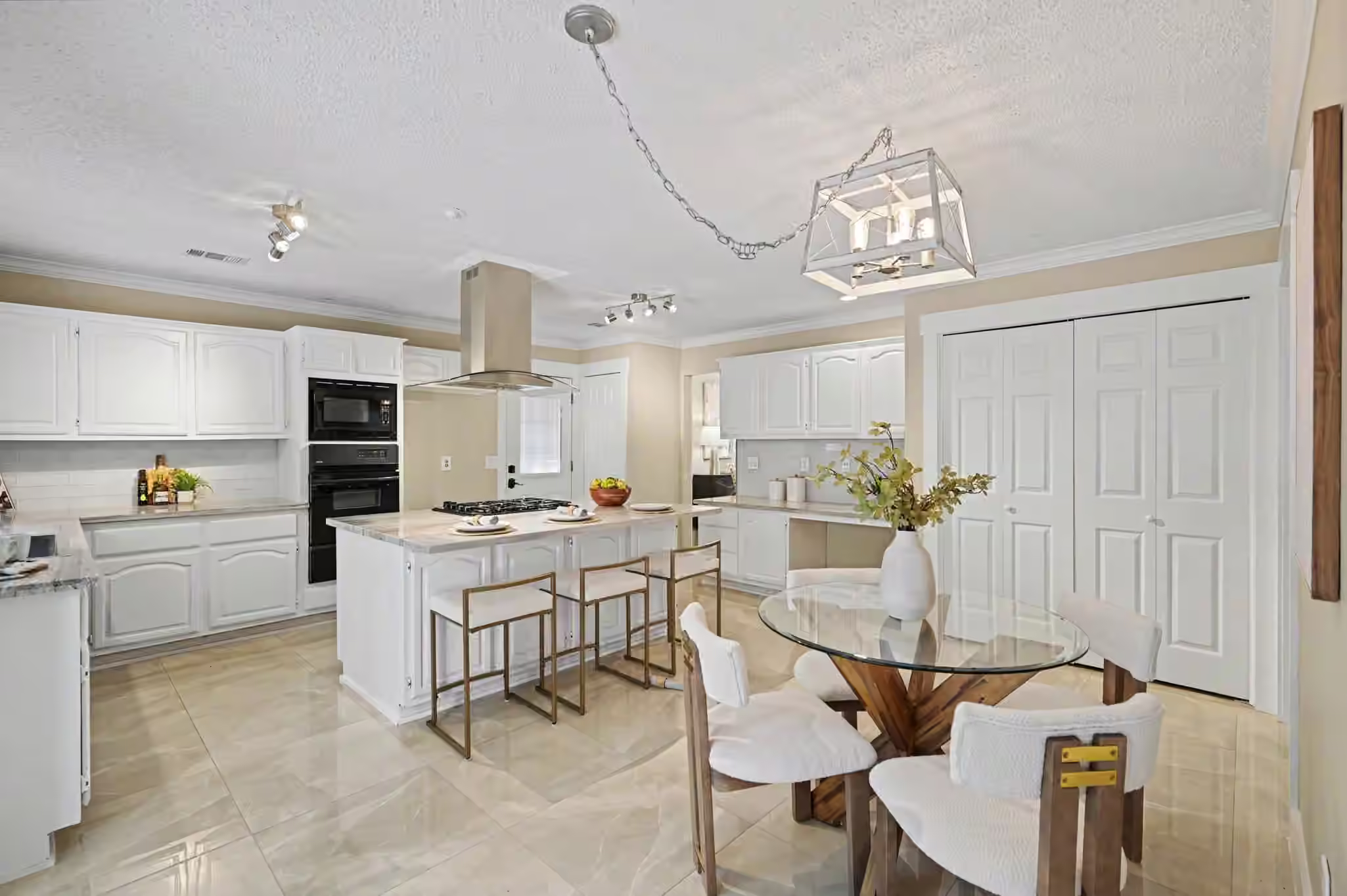 Photo 2 of 98 Breezy Point Place, The Woodlands, TX