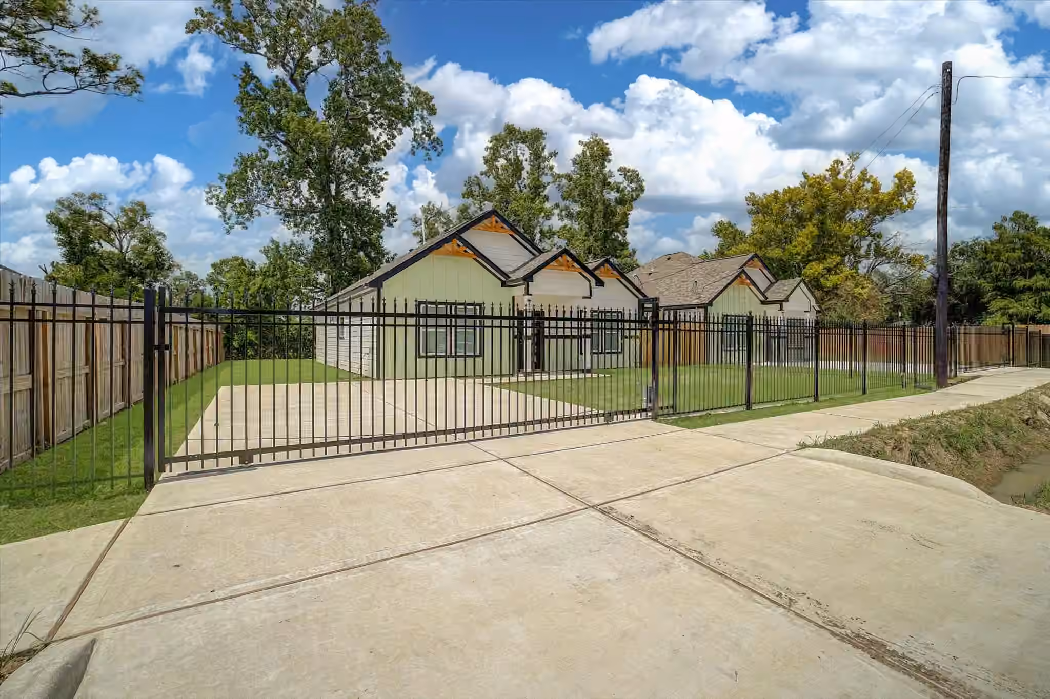Photo 3 of 5915 Rietta Street, Houston, TX