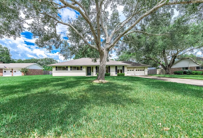 Photo of 212 E Crestmont Drive, Alvin, TX 77511