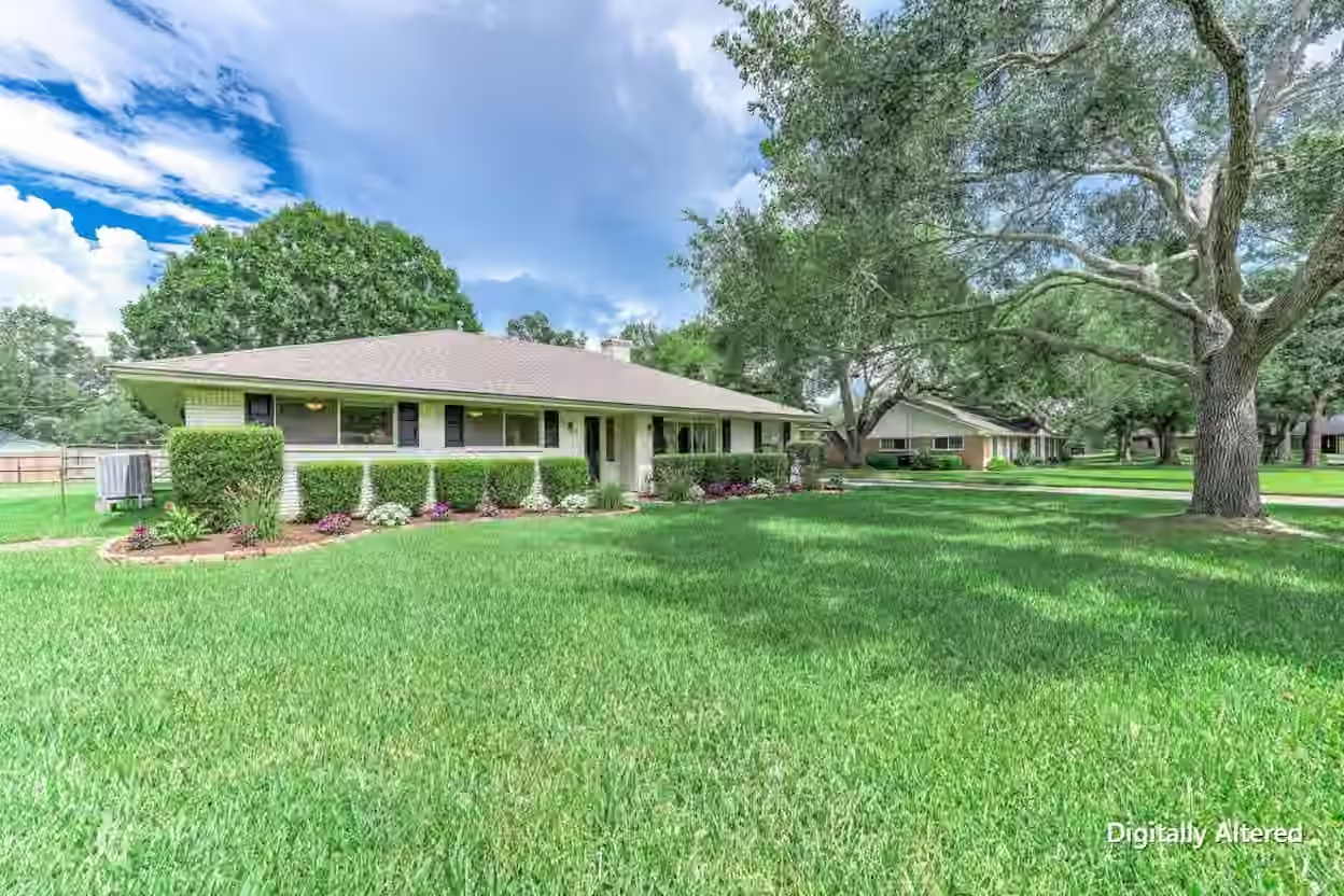 Photo 4 of 212 E Crestmont Drive, Alvin, TX