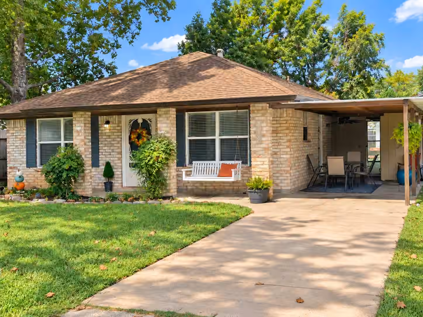 Photo of 118 W Mahan Street, Richwood, TX