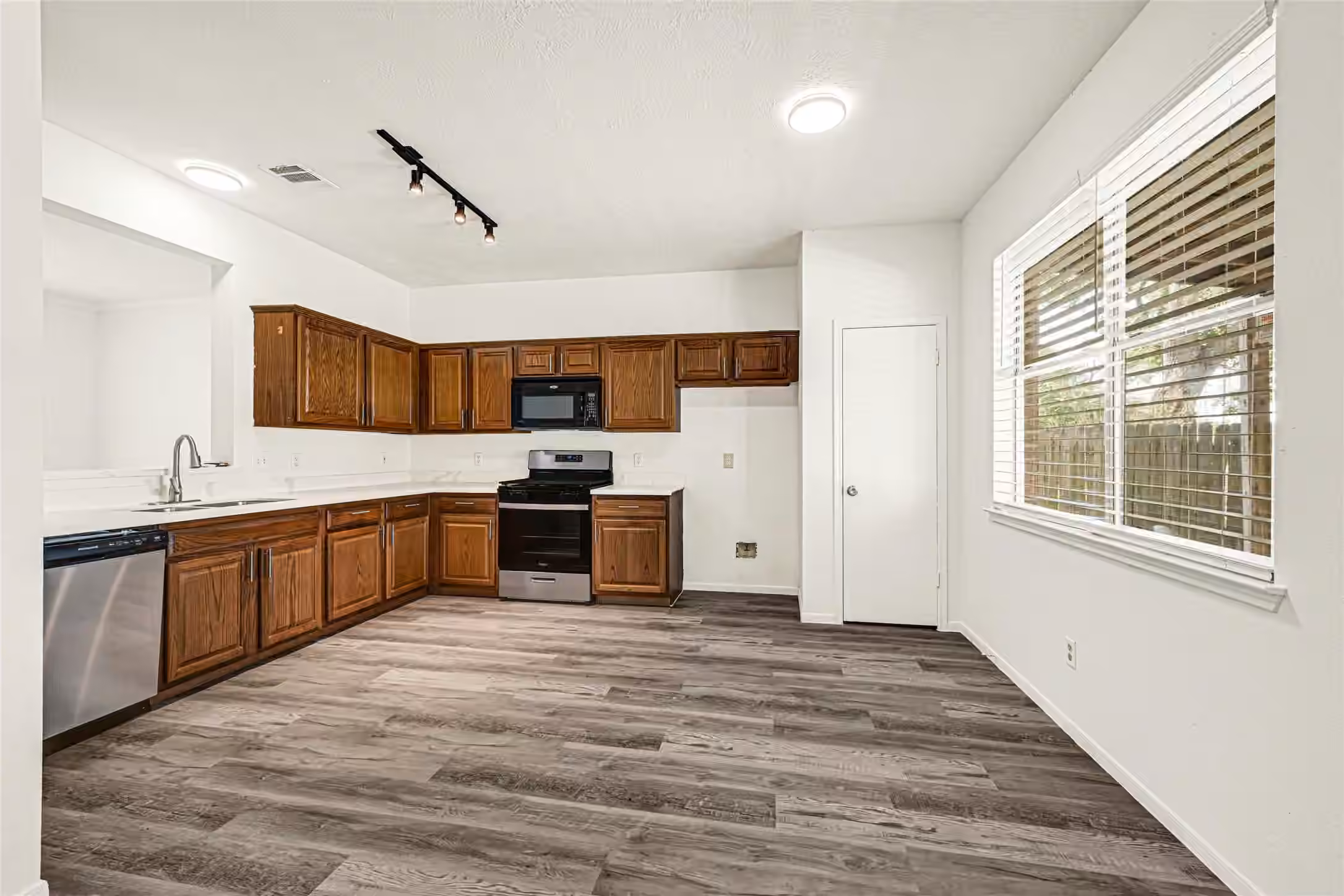 Photo 4 of 15810 Webelos Street, Friendswood, TX
