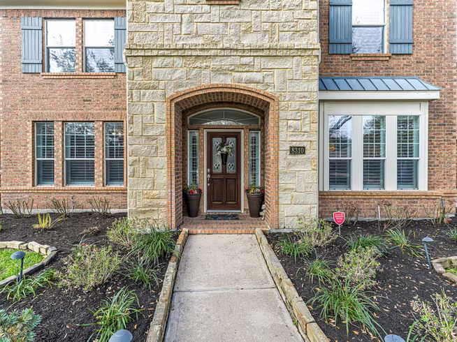 Photo 3 of 8310 Crescent Knolls Drive, Richmond, TX