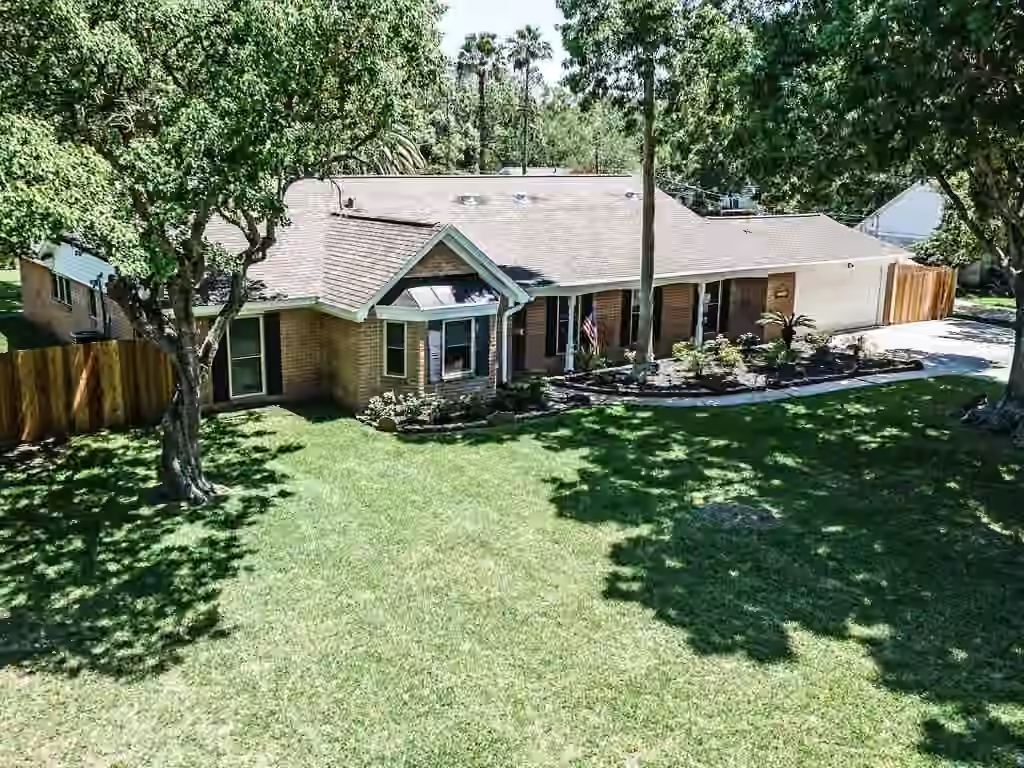 Photo of 208 Lakeshore Drive, Seabrook, TX 77586