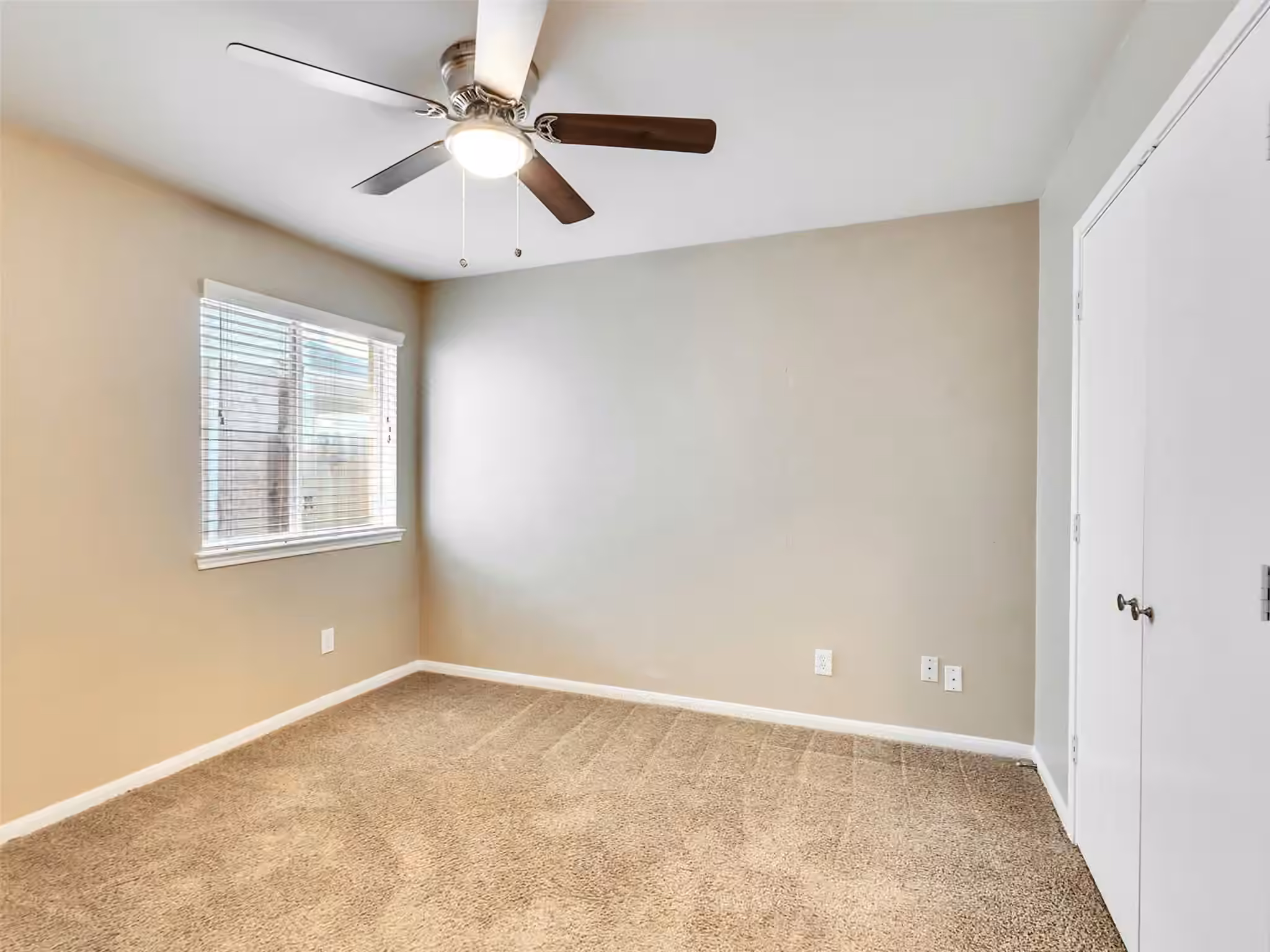 Photo 4 of 4027 Bentwood Drive, Dickinson, TX