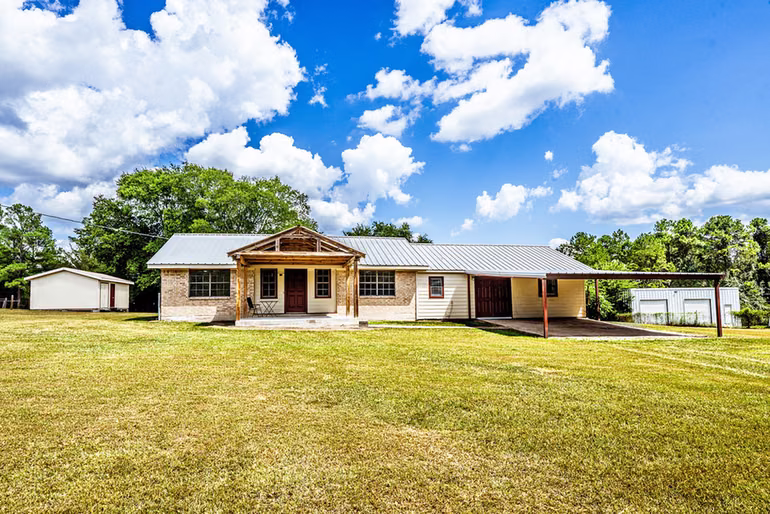 Photo of 98 Oak Creek Drive, Huntsville, TX 77340