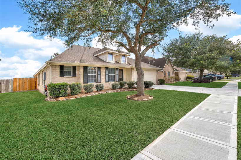 Photo 2 of 6403 Larrycrest Drive, Pearland, TX