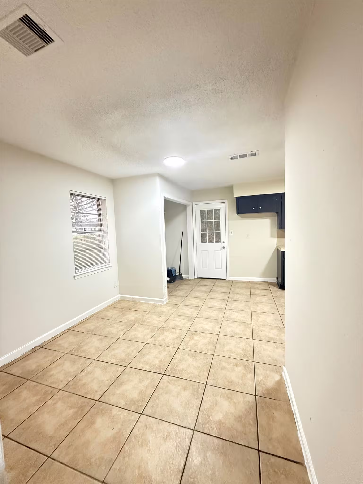 Photo 4 of 5926 Shirley Mae Lane, Houston, TX