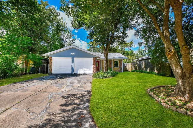 Photo 3 of 922 Bacliff Drive, Bacliff, TX