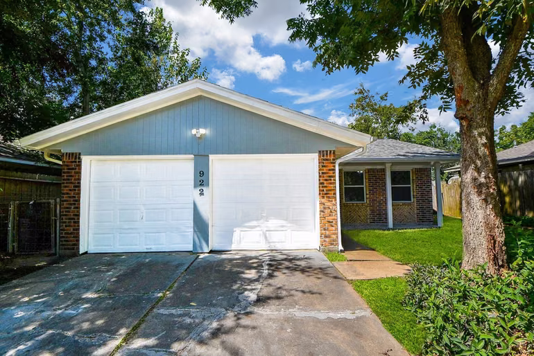 Photo 5 of 922 Bacliff Drive, Bacliff, TX
