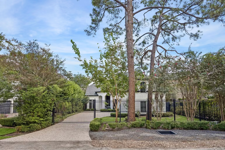 Photo 2 of 33 W Broad Oaks Drive, Houston, TX