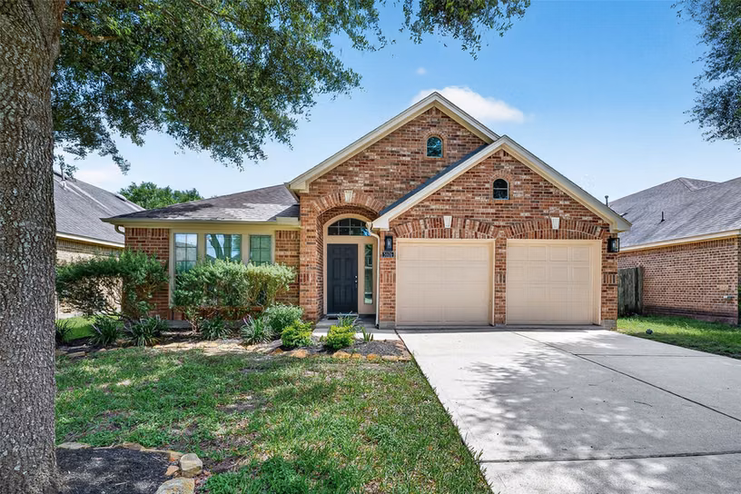 Photo 2 of 5606 Walnut Glen Lane, Rosenberg, TX
