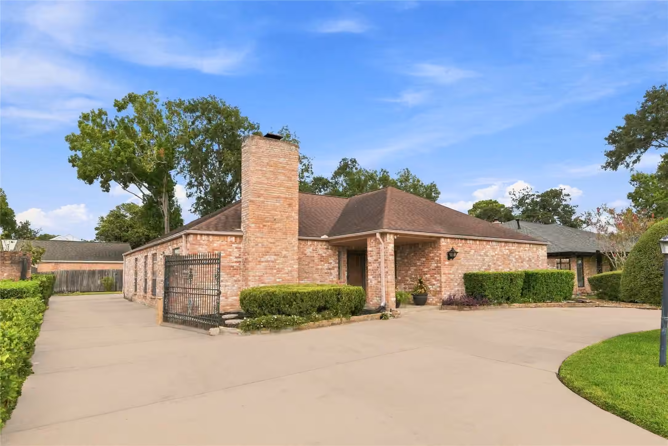 Photo 2 of 2907 Fairway Drive, Sugar Land, TX