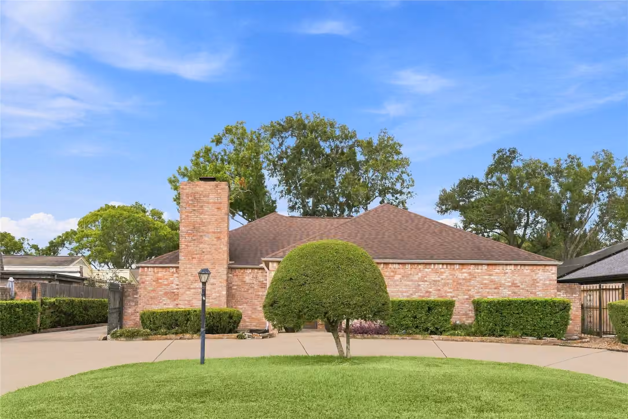 Photo 3 of 2907 Fairway Drive, Sugar Land, TX