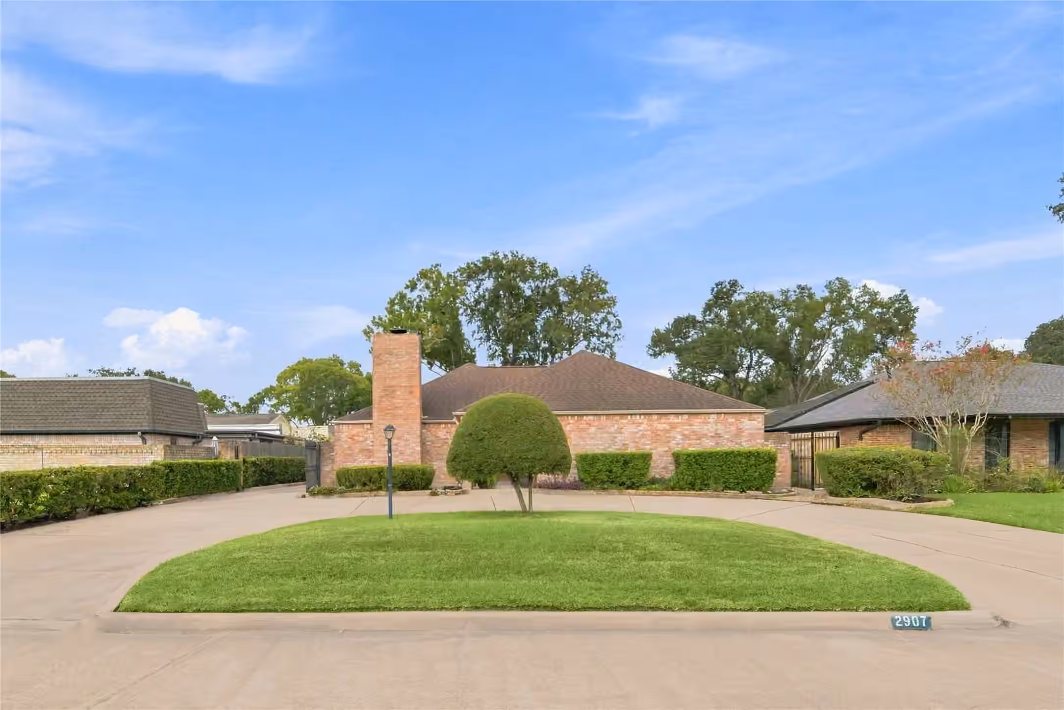 Photo 4 of 2907 Fairway Drive, Sugar Land, TX