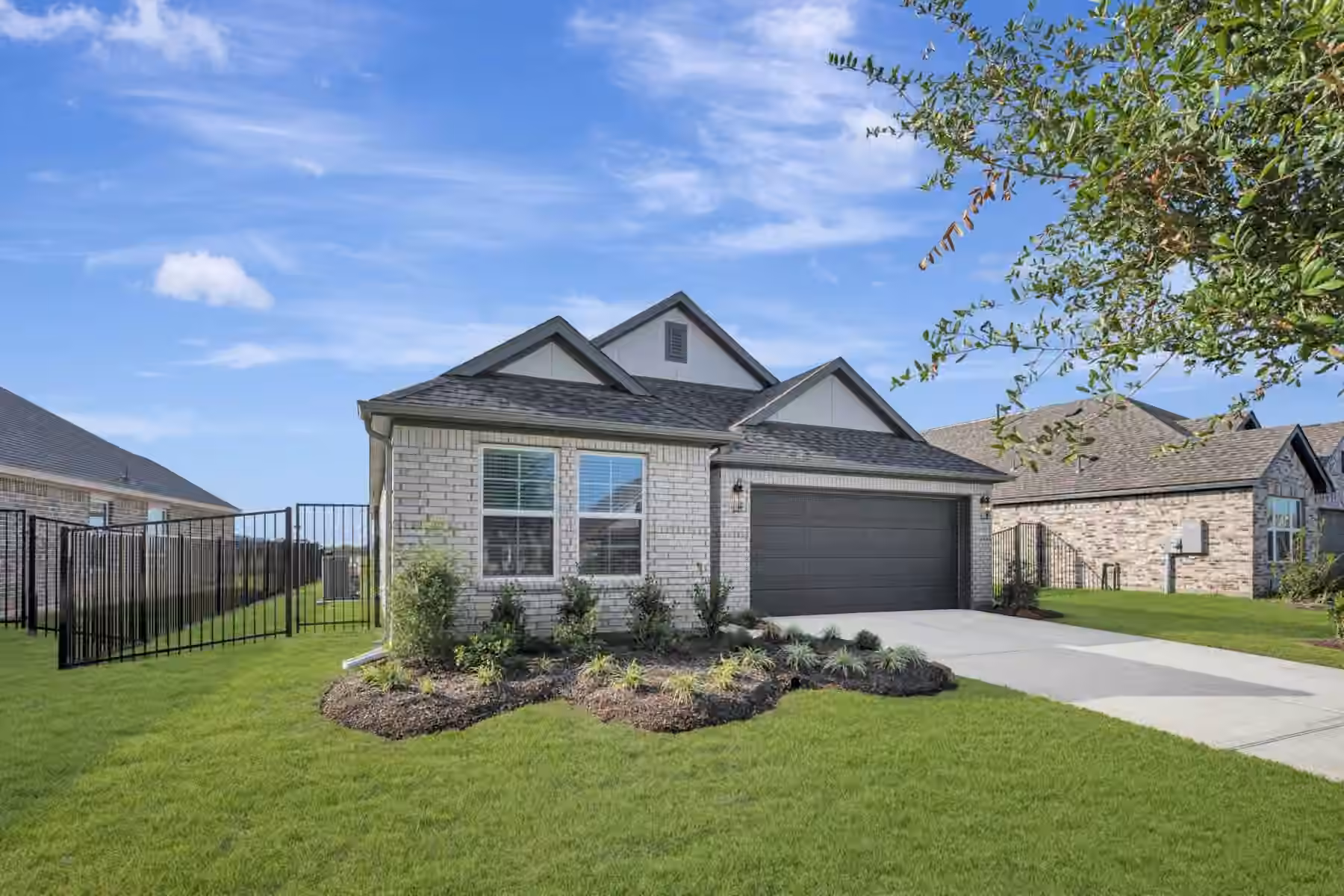 Photo 2 of 13925 Baikal Manor Drive, Santa Fe, TX