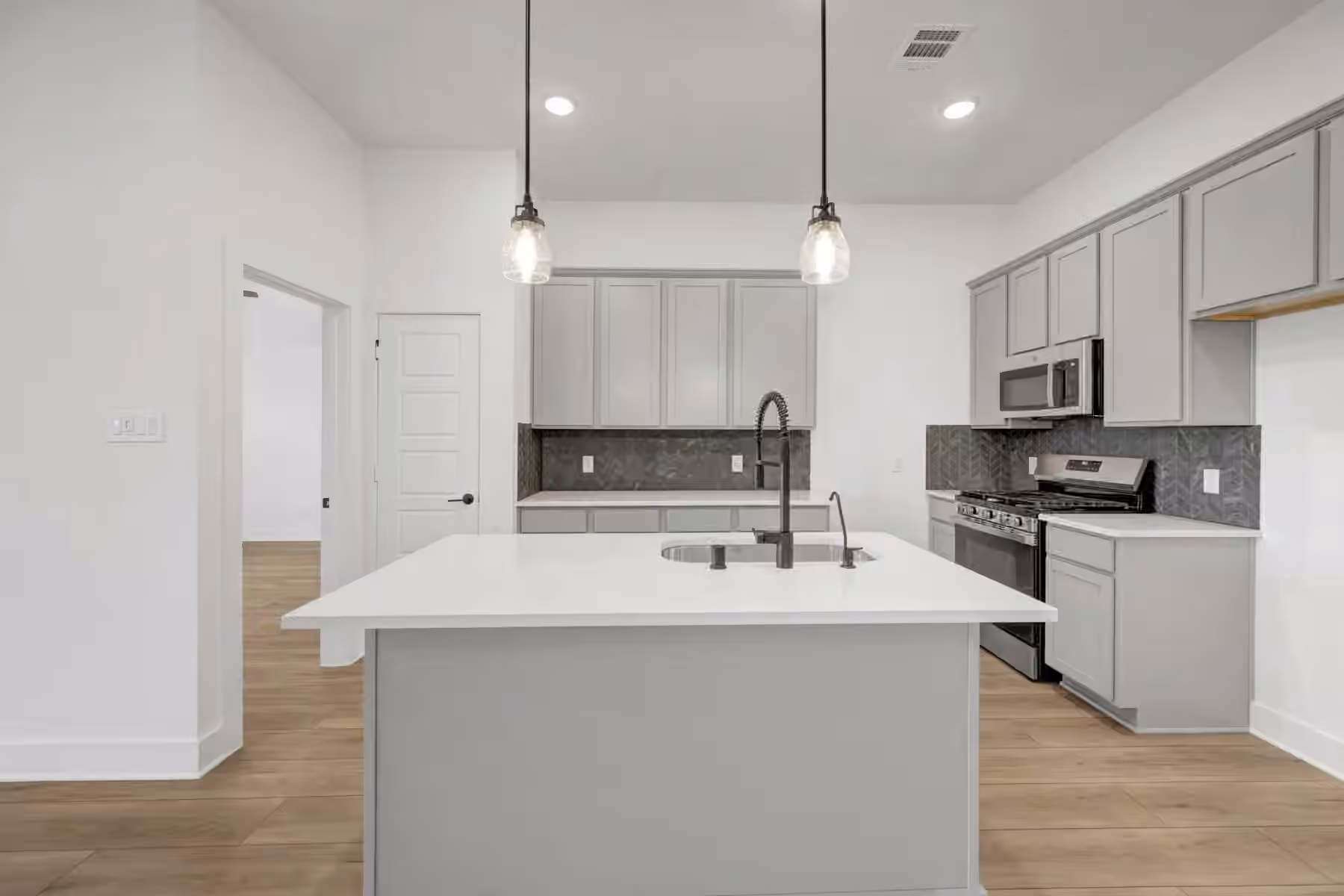 Photo 4 of 13925 Baikal Manor Drive, Santa Fe, TX