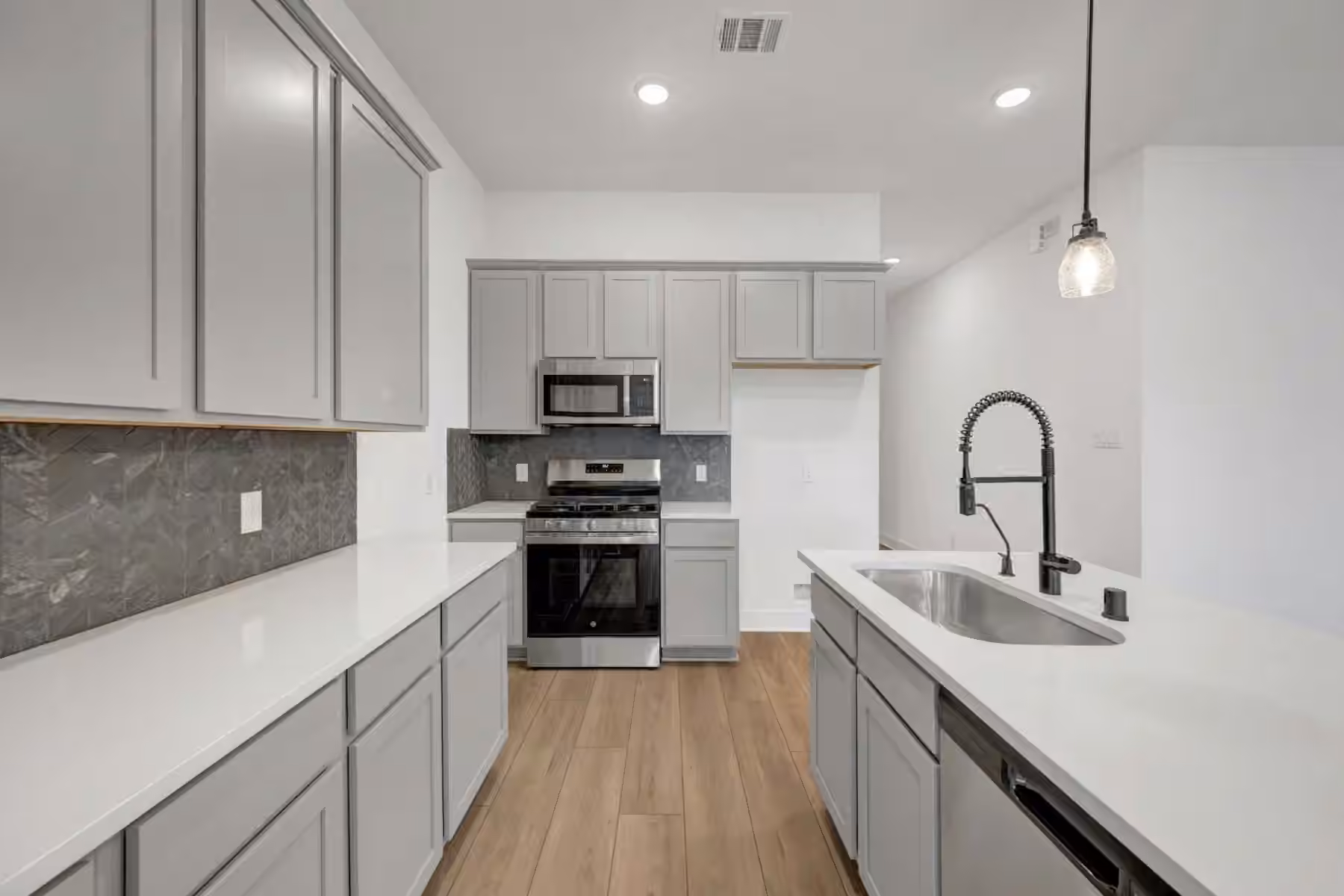 Photo 5 of 13925 Baikal Manor Drive, Santa Fe, TX