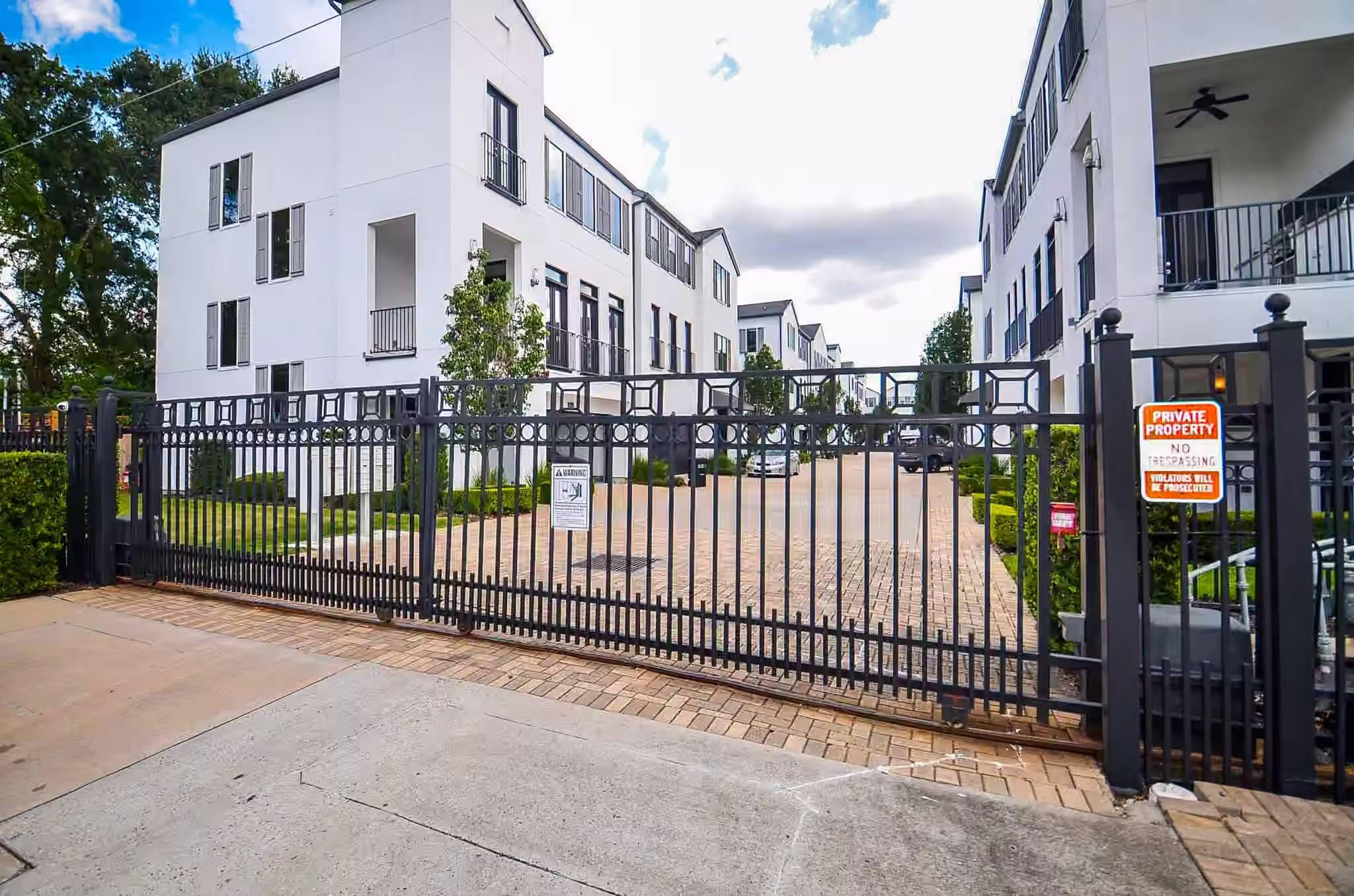 Photo 2 of 11027 Jardin Des Circle, Houston, TX