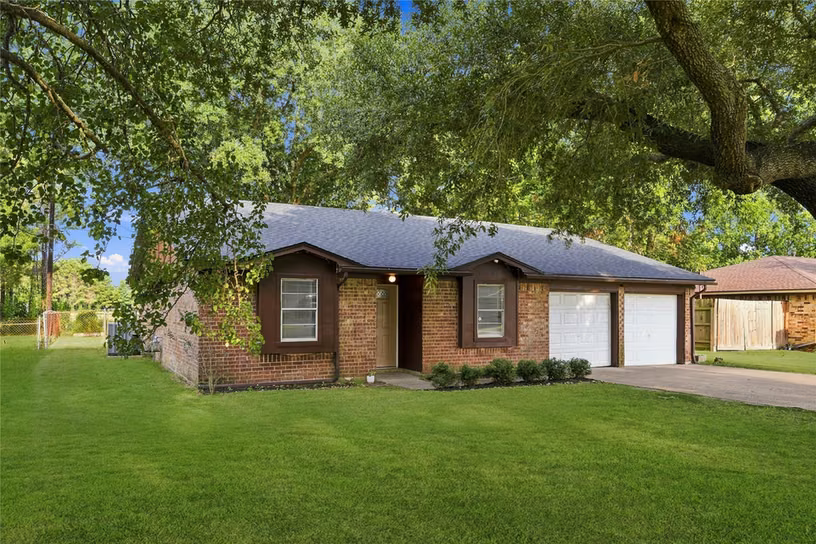 Photo 2 of 426 Corley Drive, Highlands, TX