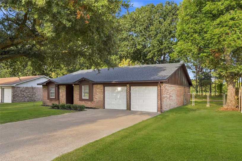 Photo 3 of 426 Corley Drive, Highlands, TX