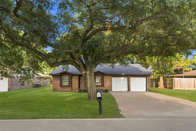 Photo 4 of 426 Corley Drive, Highlands, TX