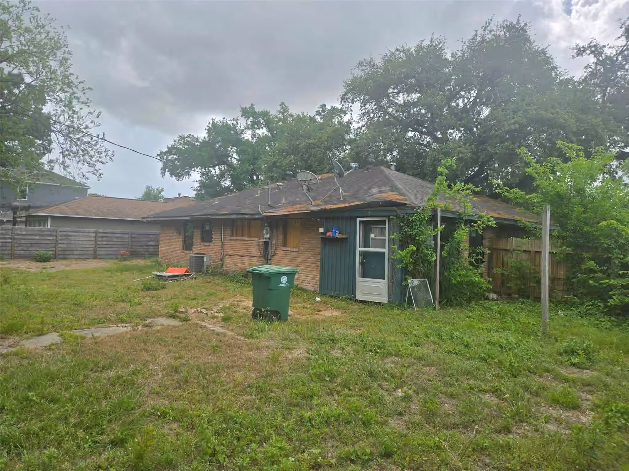 Photo 2 of 2330 Saxon Drive, Houston, TX