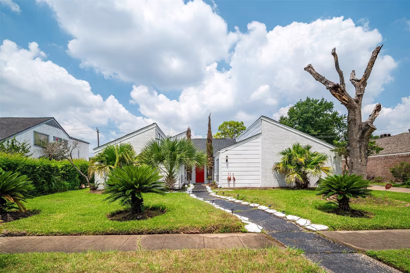 Photo of 10730 Braes Bayou Drive, Houston, TX