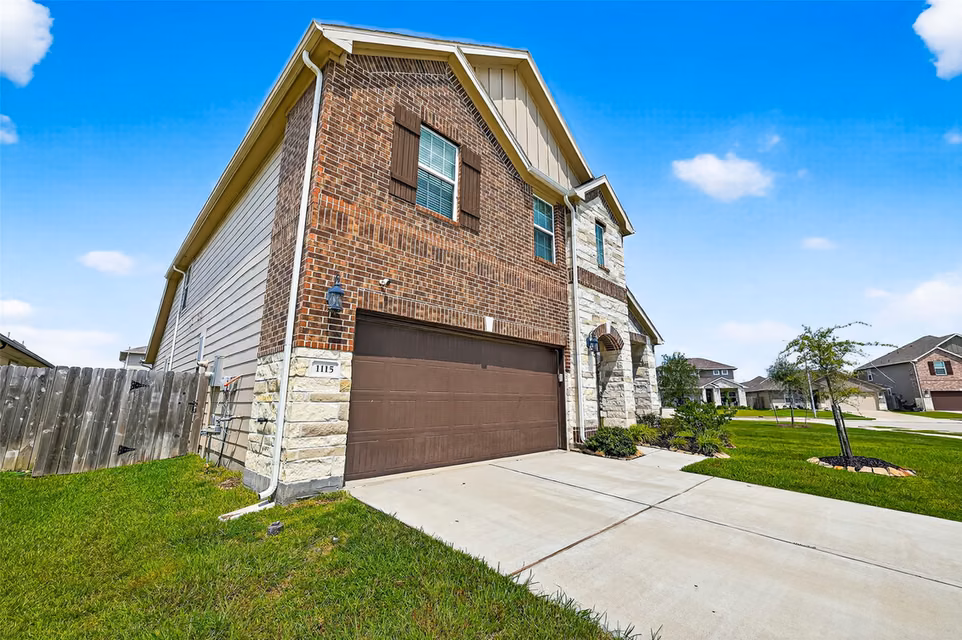 Photo 2 of 1115 Cloverdale Drive, Rosharon, TX