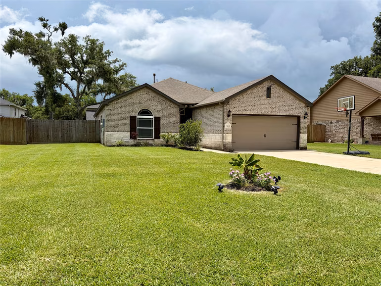 Photo 3 of 315 Woodhaven Drive, West Columbia, TX