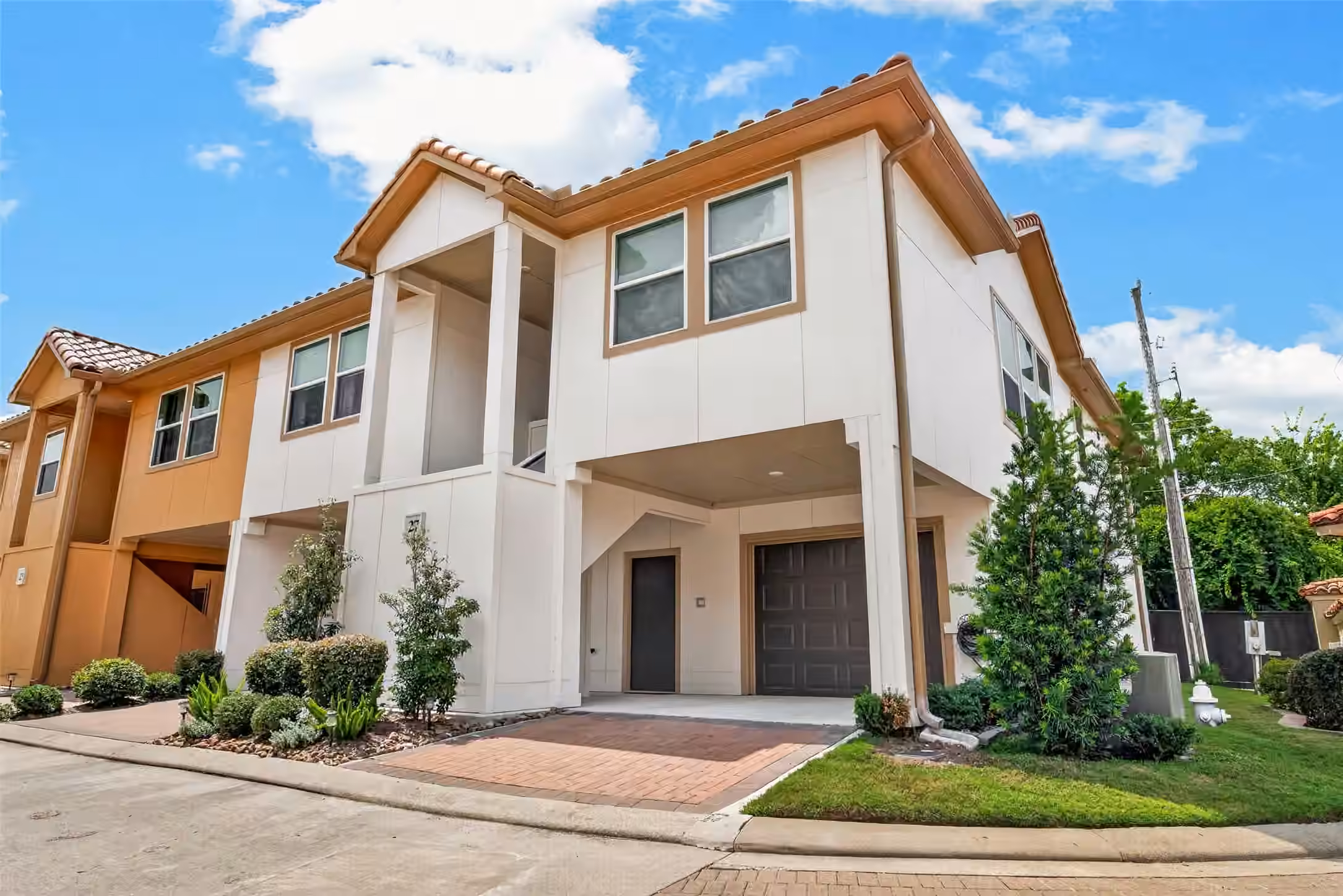 Photo 3 of 27 W Oaks Drive, Houston, TX