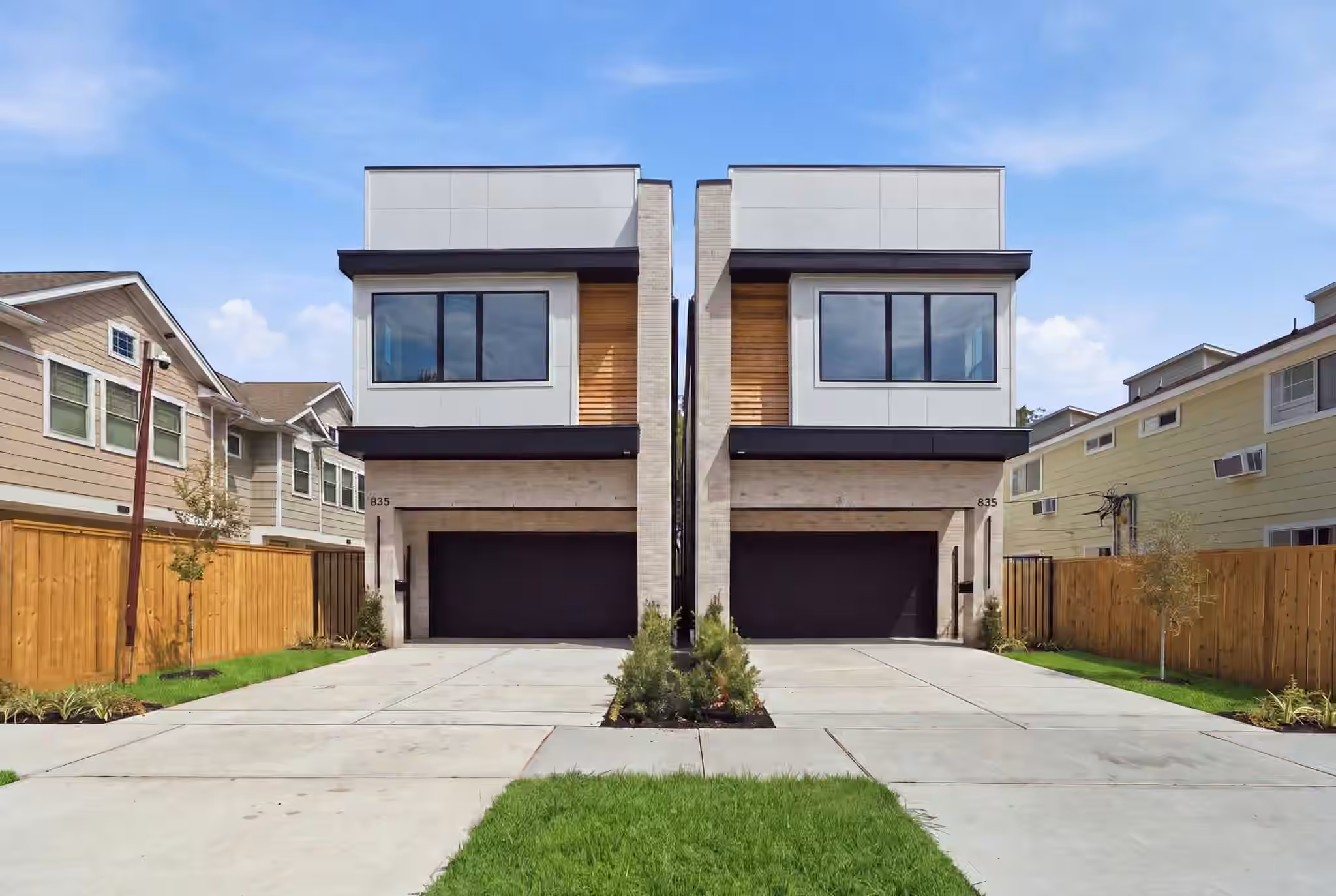 Photo 2 of 835 W 25th Street, Houston, TX