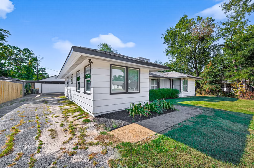 Photo 3 of 1609 N Pacific Street, Conroe, TX