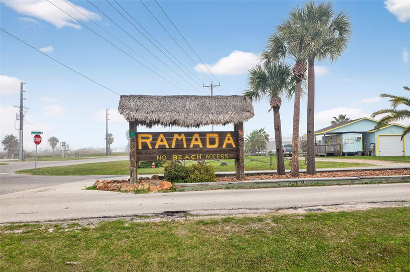 Photo 2 of 994 Nassau Drive, Crystal Beach, TX