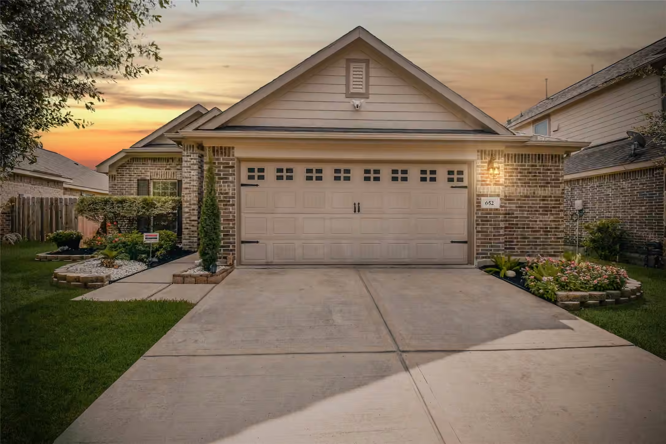 Photo 2 of 652 Maple Point Drive E, Conroe, TX