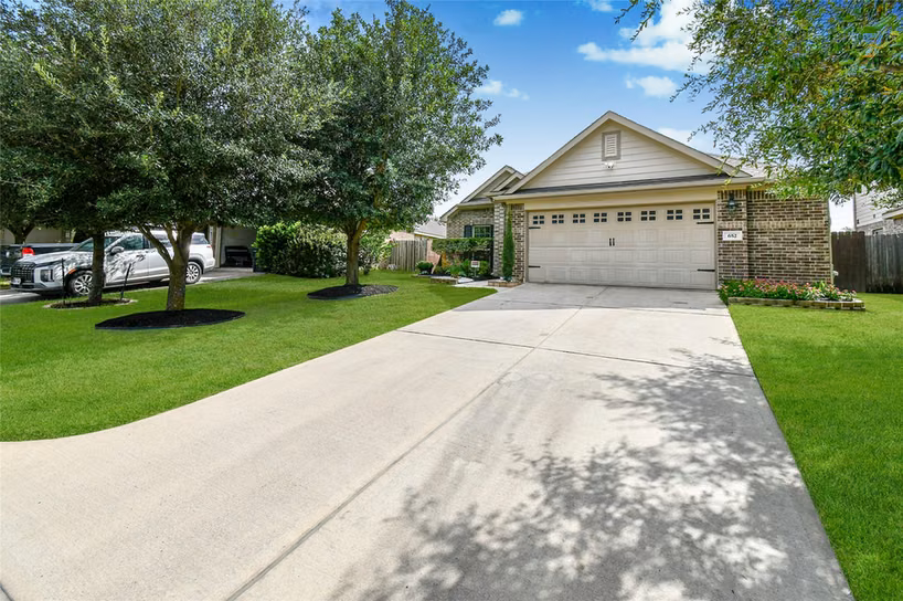 Photo 3 of 652 Maple Point Drive E, Conroe, TX
