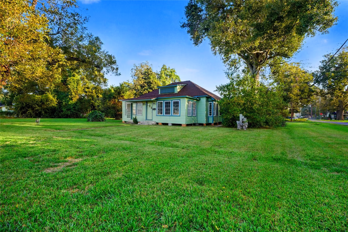 Photo of 402 N Oak Street, Sweeny, TX 77480