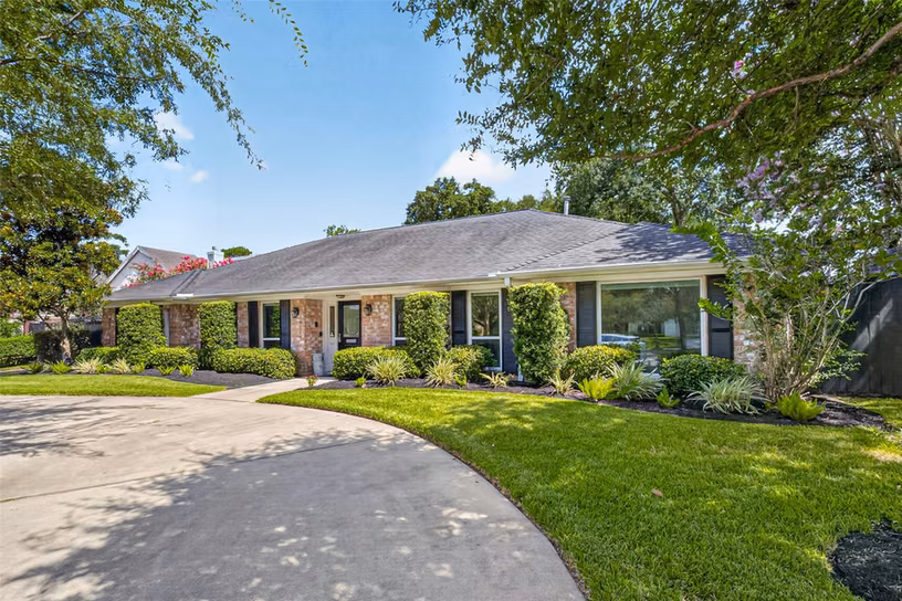 Photo 3 of 10118 Briar Forest Drive, Houston, TX