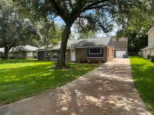 Photo of 1607 W Houston Dr, La Marque, TX 77568