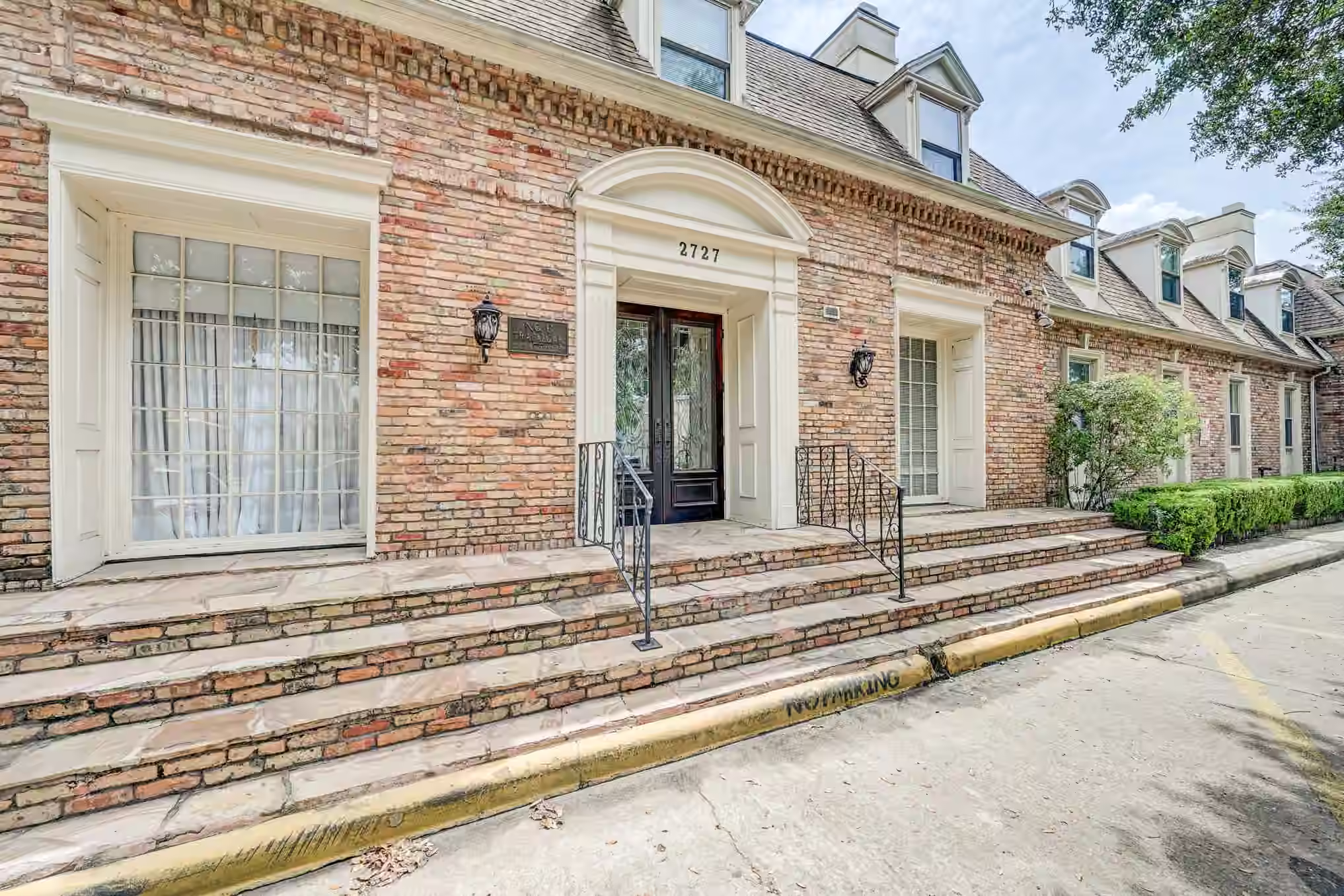 Photo 2 of 2727 Briarhurst Drive 25, Houston, TX
