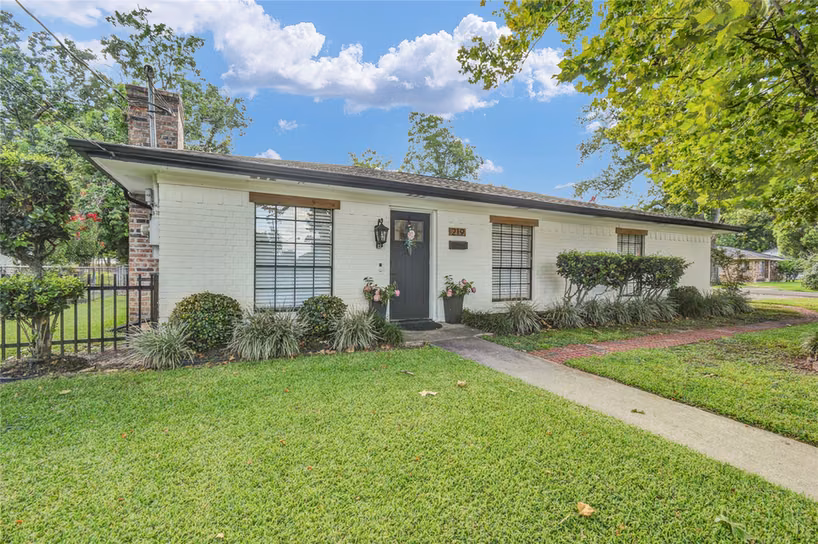 Photo 2 of 219 S Shanks Street, Clute, TX