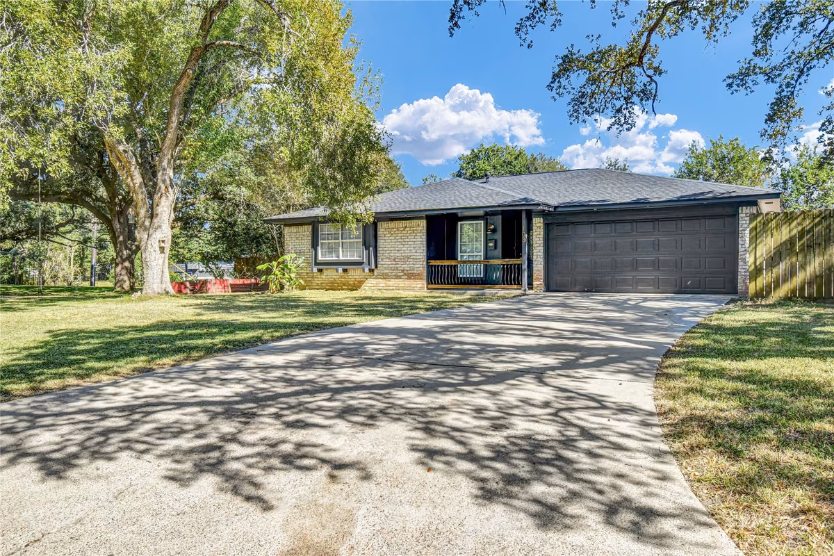 Photo of 108 Crestview Drive, Hitchcock, TX 77563