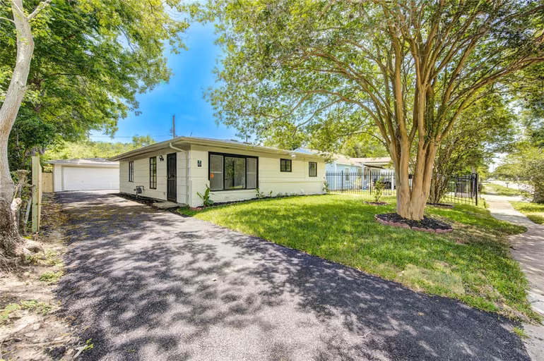 Photo 3 of 4914 Pershing Street, Houston, TX